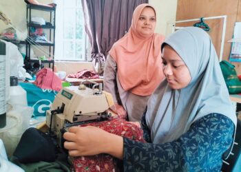 ALIA Batrisyia Mazlan mencari pendapatan dengan mengambil upah mengelim baju sebanyak RM2 sehelai di rumahnya di Kampung Simpol, Pasir Mas, Kelantan. – UTUSAN/ROHANA ISMAIL