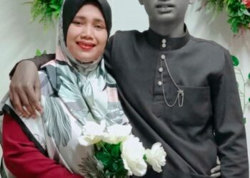 LIZA Ariffin bersama Allahyarham Muhammad Luqman Zurul Azli yang maut kemalangan di Jalan Lubok Gong-Jeram Perdah, Rantau Panjang, Kelantan.