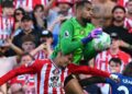 Penjaga gol Chelsea, Robert Sanchez menangkap kemas bola selepas diasak jentera serangan Sunderland dalam aksi Liga Perdana Inggeris di Stadium of Light, Ahad lalu. - AFP