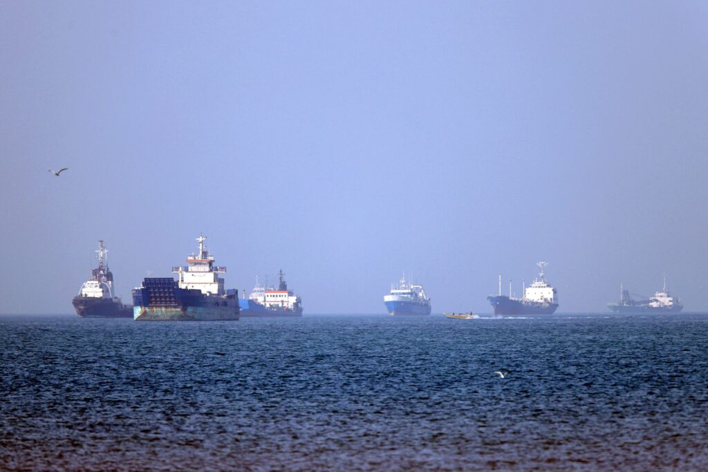 Trump sahkan Iran lancar tembakan di Selat Hormuz