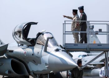 PRABOWO (kiri) meninjau jet tempur Rafale. - AFP