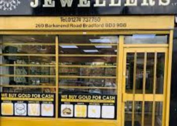 KEDAI emas dirompak di Bradford oleh sekumpulan lelaki bertopeng. - Facebook