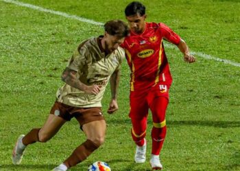 Pemain Buriram United, Peter Zulj (kiri) cuba melepasi halangan pemain Selangor FC, Zikri Khalili dalam aksi final pertama Piala Shopee di Stadium MBPJ, kelmarin. - UTUSAN/ISKANDAR ISHAK