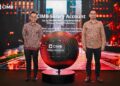 STEVEN Sim (kiri) bersama Haniz Nazlan ketika melancarkan Akaun Gaji CIMB yang menawarkan perlindungan Takaful percuma sehingga RM200,000 di Kuala Lumpur, hari ini.