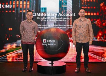 STEVEN Sim (kiri) bersama Haniz Nazlan ketika melancarkan Akaun Gaji CIMB yang menawarkan perlindungan Takaful percuma sehingga RM200,000 di Kuala Lumpur, hari ini.