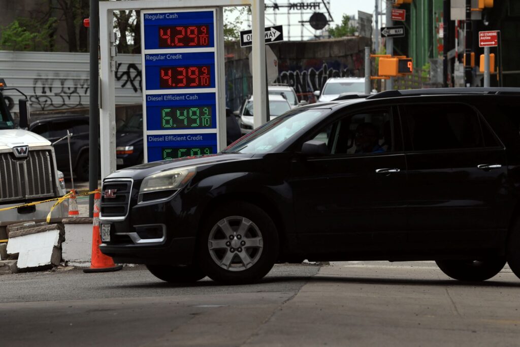 Pentadbiran Trump timbang gantung cukai petrol