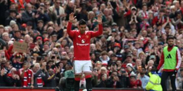 CASEMIRO mengangkat tangan kepada penyokong-penyokong Manchester United ketika  menewaskan Nottingham Forest 3-2 di Old Trafford, semalam.-AFP