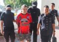 TEY Boon Hooi (dua dari kiri) diiringi oleh beberapa anggota polis ketika dihadapkan ke Mahkamah Sesyen Butterworth, Pulau Pinang hari ini atas pertuduhan mencederakan teman wanitanya dengan menggunakan parang awal bulan ini.-UTUSAN/DANIAL SAAD