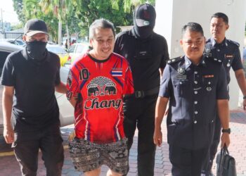 TEY Boon Hooi (dua dari kiri) diiringi oleh beberapa anggota polis ketika dihadapkan ke Mahkamah Sesyen Butterworth, Pulau Pinang hari ini atas pertuduhan mencederakan teman wanitanya dengan menggunakan parang awal bulan ini.-UTUSAN/DANIAL SAAD