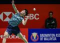 Justin Hoh beraksi menentang lawannya dari Indonesia, Anthony Sinisuka Ginting dalam Kejohanan Badminton Masters Malaysia 2026 di Unifi Arena. Justin tewas 16-21, 14-21. - UTUSAN/ MUHAMAD IQBAL ROSLI