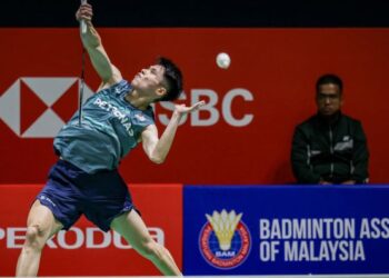 Justin Hoh beraksi menentang lawannya dari Indonesia, Anthony Sinisuka Ginting dalam Kejohanan Badminton Masters Malaysia 2026 di Unifi Arena. Justin tewas 16-21, 14-21. - UTUSAN/ MUHAMAD IQBAL ROSLI