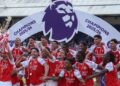 Pemain-pemain Arsenal meraikan kejayaan menjuarai Liga Perdana Inggeris dengan penyokong-penyokong mereka selepas menewaskan Crystal Palace 2-1 dalam perlawanan terakhir musim ini di Selhurst Park, semalam. - AFP