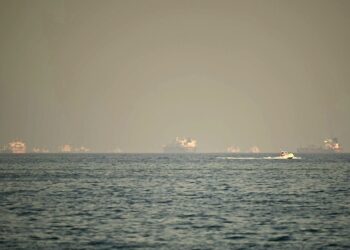AS menghentikan Projek Pembebasan disebabkan oleh campur tangan daripada Arab Saudi yang enggan membantu Washington jika ia mengiringi kapal keluar dari Selat Hormuz. - AFP