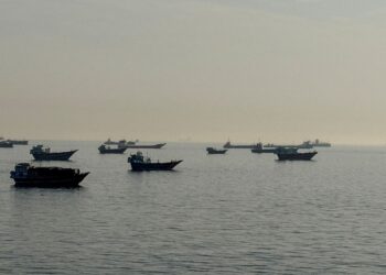 SEKATAN Iran terhadap Selat Hormuz yang menjadi laluan utama tenaga dunia turut menjejaskan eksport minyak dan gas asli cecair negara-negara Teluk. - AFP