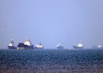 KAPAL-kapal tangki berlabuh di Selat Hormuz di luar Bandar Abbas, selatan Iran, awal bulan ini.- AFP