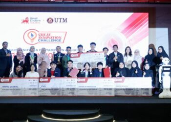 SEMUA pemenang bersama cek kemenangan yang disampaikan pada hari kemuncak The GREAT Innovations Challenge 2026 di Universiti Teknologi Malaysia, baru-baru ini.