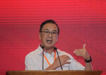 DOMINIC Lau Hoe Chai ketika berucap pada Konvensyen Ulang Tahun ke-58 Parti Gerakan Rakyat Malaysia di Menara PGRM, Kuala Lumpur di sini, hari ini. - UTUSAN/SYAKIR RADIN