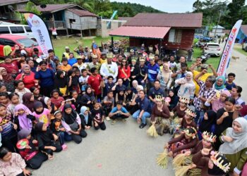 SYUHAIB Ithnin bersama komuniti Orang Asli semasa program Karnival 3K di Dewan Komuniti Perkampungan Orang Asli Makmur di Hulu Kinta, hari ini.