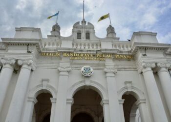 CADANGAN pembangunan dua blok setinggi 45 hingga 61 tingkat di tanah milik CMI di Lot 642, Bukit Gelugor wajar dikaji semula oleh Majlis Bandaraya Pulau Pinang (MBPP) secara menyeluruh.