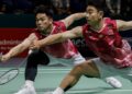 Goh Sze Fei-Nur Izzuddin Rumsani mara ke suku akhir Kejohanan Badminton Terbuka Thailand selepas menewaskan Huang Di-Liu Yang 21-14, 24-22 di Bangkok, semalam. - UTUSAN/SHIDDIEQIIN ZON