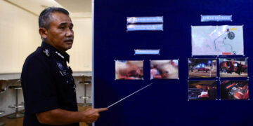 ADZLI Abu Shah menunjukkan gambar kecederaan dialami seorang wanita yang ditikam di leher oleh kenalan lelaki pada sidang akhbar di Ibu Pejabat Polis Kontinjen (IPK) Kedah di Alor Setar, hari ini. - UTUSAN/ SHAHIR NOORDIN