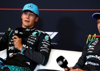 George Russell (kiri) dan Kimi Antonelli meminta kebebasan untuk bersaing walaupun Mercedes menyedari risiko dalam situasi tertentu ia boleh menyebabkan kemalangan sesama sendiri. - AFP