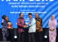 ANWAR Ibrahim menyampaikan Anugerah Tokoh Guru Kebangsaan kepada Abdul Rasid Bakar sempena Majlis Sambutan Hari Guru Peringkat Kebangsaan Kali Ke-55 di Ipoh, Perak, semalam. 
– mingguan/ZULFACHRI ZULKIFLI