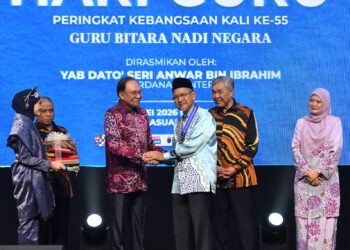ANWAR Ibrahim menyampaikan Anugerah Tokoh Guru Kebangsaan kepada Abdul Rasid Bakar sempena Majlis Sambutan Hari Guru Peringkat Kebangsaan Kali Ke-55 di Ipoh, Perak, semalam. 
– mingguan/ZULFACHRI ZULKIFLI