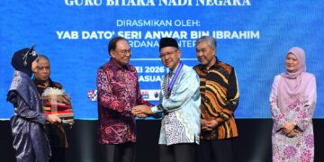 ANWAR Ibrahim menyampaikan Anugerah Tokoh Guru Kebangsaan kepada Abdul Rasid Bakar sempena Majlis Sambutan Hari Guru Peringkat Kebangsaan Kali Ke-55 di Ipoh, Perak, semalam. 
– mingguan/ZULFACHRI ZULKIFLI