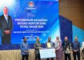 FADILLAH Yusof menyampaikan Anugerah Inovasi Menteri (AIM) kepada penerima pada program pelancaran Sustainable Rebate & Incentive Assistance (SuRIA) Home 
di Putrajaya.
