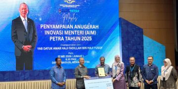 FADILLAH Yusof menyampaikan Anugerah Inovasi Menteri (AIM) kepada penerima pada program pelancaran Sustainable Rebate & Incentive Assistance (SuRIA) Home 
di Putrajaya.