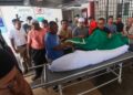 AHLI keluarga dan kenalan mengusung jenazah Allahyarham Muhammad Faezuan Hakim Mohamad Bustaman di Jabatan Perubatan Forensik Hospital Sultanah Nur Zahirah, Kuala Terengganu .- UTUSAN/PUQTRA HAIRRY