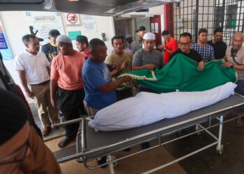 AHLI keluarga dan kenalan mengusung jenazah Allahyarham Muhammad Faezuan Hakim Mohamad Bustaman di Jabatan Perubatan Forensik Hospital Sultanah Nur Zahirah, Kuala Terengganu .- UTUSAN/PUQTRA HAIRRY