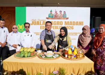 TUANKU Syed Faizuddin Putra Jamalullail dan Tuanku Dr. Hajah Lailatul Shahreen Akashah Khalil menyempurnakan simbolik perasmian program 'Perlis Showcase 2026' bertemakan ‘Dari Sempadan ke Kota Raya’ anjuran Mara Negeri Perlis di Bangunan Ibu Pejabat Mara, Selayang.