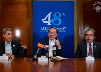ANWAR Ibrahim semasa sidang media Penutup ASEAN Ke-48 di Cebu, Filipina. - FB ANWAR IBRAHIM