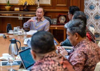 ANWAR Ibrahim mempengerusikan mesyuarat bersama Majlis Amanah Rakyat (Mara) di Perdana Putra, Putrajaya, hari ini. - FB ANWAR IBRAHIM