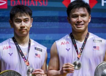 Nur Izzuddin-Goh Sze Fei muncul naib juara selepas tewas kepada Daniel Lundgaard-Mads Vestergaard 16-21, 17-21 pada final beregu lelaki Kejohanan Badminton Masters Malaysia 2026 di Unifi Arena, Bukit Jalil, semalam. - UTUSAN/MUHAMAD IQBAL ROSLI