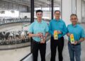 LIM Yew Hoe (tengah), Ketua Pegawai Kewangan F&NHB, Tiong Yean Yau (kiri) dan Pengarah Urusan Pertanian & Ladang Tenusu F&NHB, Dr. Yap Peng Kang semasa lawatan media ke ladang F&N AgriValley di Gemas sempena taklimat keputusan kewangan separuh pertama 2026 hari ini.