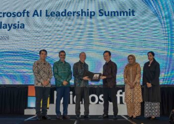 FADILLAH Yusof (tiga dari kiri) bersama Pengarah Urusan Microsoft Malaysia, Laurence Si (tiga dari kanan) semasa Sidang Kemuncak Kepimpinan AI Microsoft.