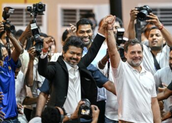 VIJAY (tengah) mengangkat sumpah jawatan semalam. - AFP