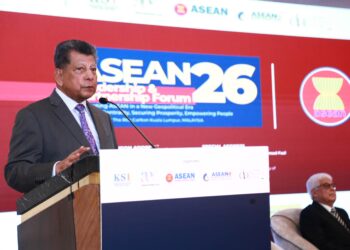 MUNIR Majid semasa berucap di Forum Kepimpinan dan Perkongsian ASEAN (ALPF) 2026 bertajuk “Menavigasi ASEAN dalam Era Geopolitik Baharu: Menjaga Kepusatan, Menjaga Kemakmuran, Memperkasakan Rakyat” di sini, hari ini.