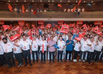DOMINIC Lau Hoe Chai bersama Pengerusi Perikatan Nasional, Datuk Seri Ahmad Samsuri Mokhtar ketika sesi bergambar pada Konvensyen Ulang Tahun ke-58 Parti Gerakan Rakyat Malaysia di Menara PGRM, Kuala Lumpur di sini, hari ini. - UTUSAN/SYAKIR RADIN