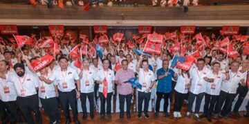 DOMINIC Lau Hoe Chai bersama Pengerusi Perikatan Nasional, Datuk Seri Ahmad Samsuri Mokhtar ketika sesi bergambar pada Konvensyen Ulang Tahun ke-58 Parti Gerakan Rakyat Malaysia di Menara PGRM, Kuala Lumpur di sini, hari ini. - UTUSAN/SYAKIR RADIN