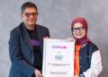 KAUSHIK Chowdhury (kiri) bersama Yushida Husin menjalinkan kerjasama strategik bagi menambah baik rangkaian Perbankan Bisnes GX.