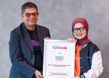 KAUSHIK Chowdhury (kiri) bersama Yushida Husin menjalinkan kerjasama strategik bagi menambah baik rangkaian Perbankan Bisnes GX.