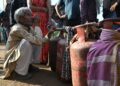 SEORANG penduduk menunggu giliran untuk mengisi semula tong gas. - AFP
