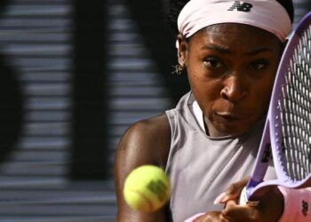 Pemain Amerika Syarikat, Coco Gauff beraksi menentang lawannya dari Austria, Anastasia Potapova dalam tenis Terbuka Perancis di Roland-Garros, Paris, semalam. - AFP
