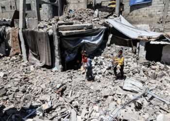 BANGUNAN musnah akibat serangan Israel yang bermula Oktober 2023. - AFP