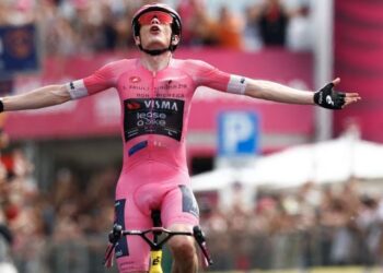 Jonas Vingegaard yang mengenakan jersi pendahulu keseluruhan tiba di garisan penamat dalam perlumbaan peringkat ke-20 Giro d'Italia 2026 dari Gemona del Friuli ke Piancavallo, semalam. - AFP