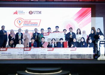 WAKIL Lantikan Great Eastern Takaful Bhd, Jasveen Kaur Marne (empat dari kanan) dan Ketua Kampus UTM Kuala Lumpur, Prof. Dr. Fauziah Sh. Ahmad (empat dari kiri), bergambar bersama kesemua pemenang pada Majlis Penutup dan Penyampaian Anugerah Great Innovation Challenge, di Residensi UTM, di sini hari ini. UTUSAN/SHIDDIEQIIN ZON